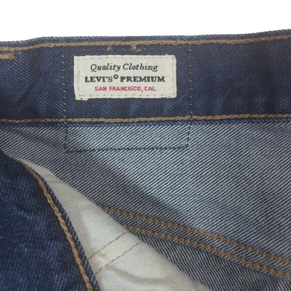 Levi's Premium 501 Jeans, 31 x 32 classic button fly straight leg, dark blue - Picture 5 of 7